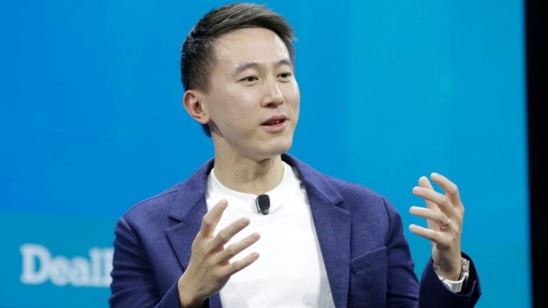 Trump Signs Order Approving TikTok Deal; Oracle to Audit Algorithm