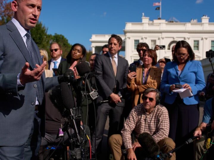 Trump advisors amp up extreme rhetoric against Democrats during government shutdown, immigration raids