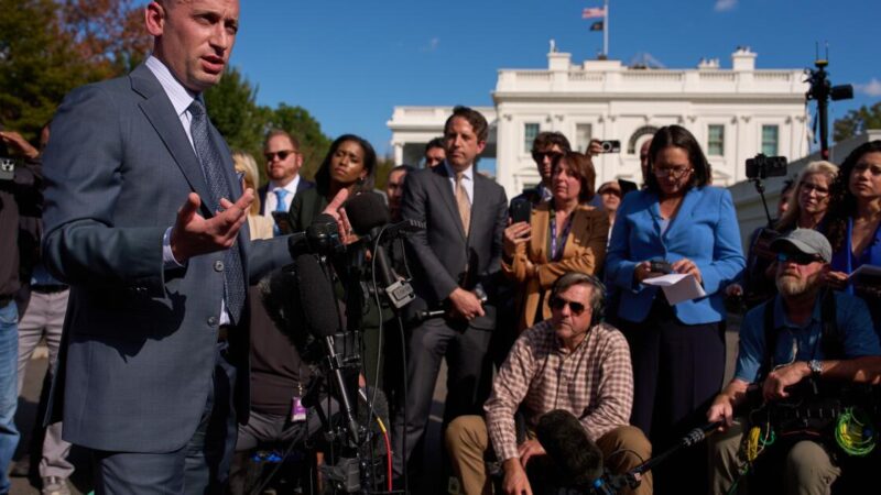 Trump advisors amp up extreme rhetoric against Democrats during government shutdown, immigration raids