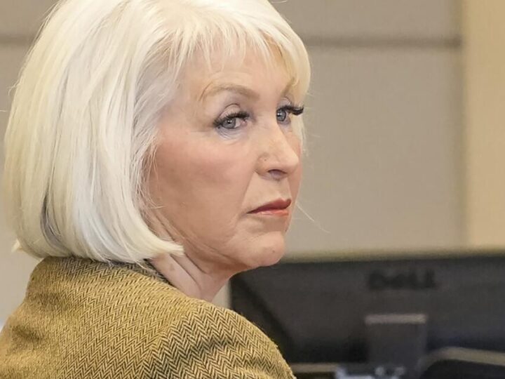 Trump issues a phony pardon for election fraudster Tina Peters