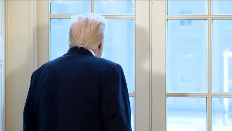 Trump checks out White House ballroom construction during oil meeting