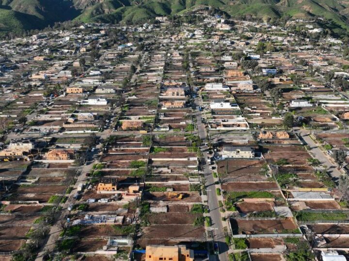 Trump signs executive order to ‘preempt’ permitting process for fire-destroyed homes in L.A.