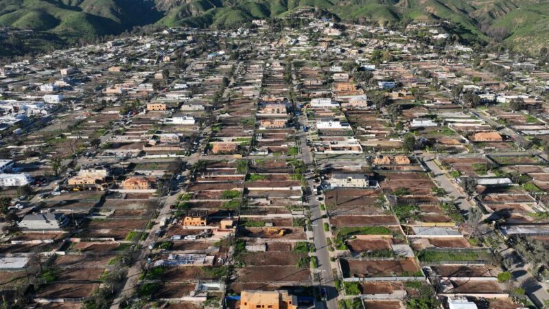 Trump signs executive order to ‘preempt’ permitting process for fire-destroyed homes in L.A.